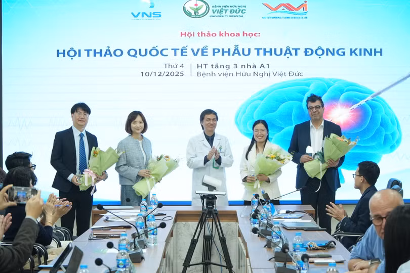 PGS.TS Đồng Văn Hệ - Chủ tịch Hội phẫu thuật Thần kinh Việt Nam, Phó Giám đốc Bệnh viện Hữu nghị Việt Đức tặng hoa cho các báo cáo viên.JPG