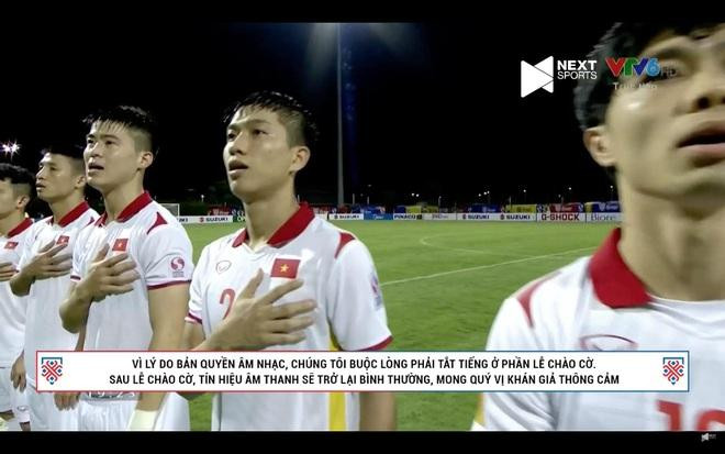 Phần chào cờ của đội tuyển Việt Nam bị tắt tiếng khi phát sóng trên Youtube khiến nhiều người phẫn nộ (Ảnh chụp từ màn hình).