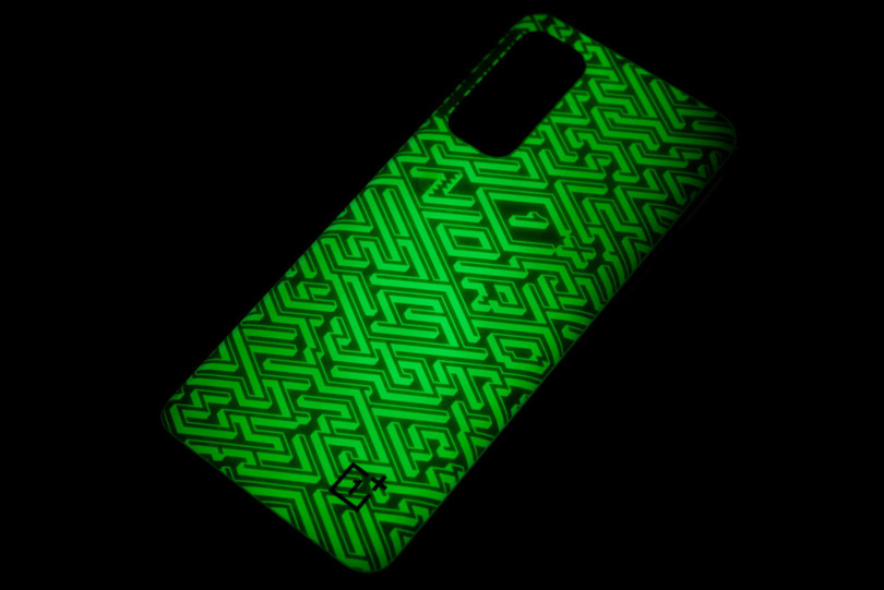 OnePlus Nord 2 phát sáng trong bóng tối OnePlus Nord 2 phát sáng trong bóng tối