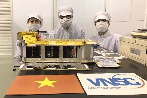 Vệ tinh NanoDragon là thành quả nghiên cứu, phát triển của nhóm các nhà khoa học thuộc Trung tâm Vũ trụ Việt Nam (VNSC). Vệ tinh NanoDragon là thành quả nghiên cứu, phát triển của nhóm các nhà khoa học thuộc Trung tâm Vũ trụ Việt Nam (VNSC).