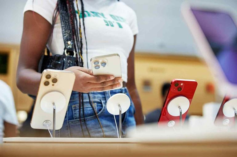 Apple đã buộc phải cắt giảm sản lượng iPhone và iPad do những hạn chế liên quan đến hoạt động sản xuất (Ảnh: SCMP).