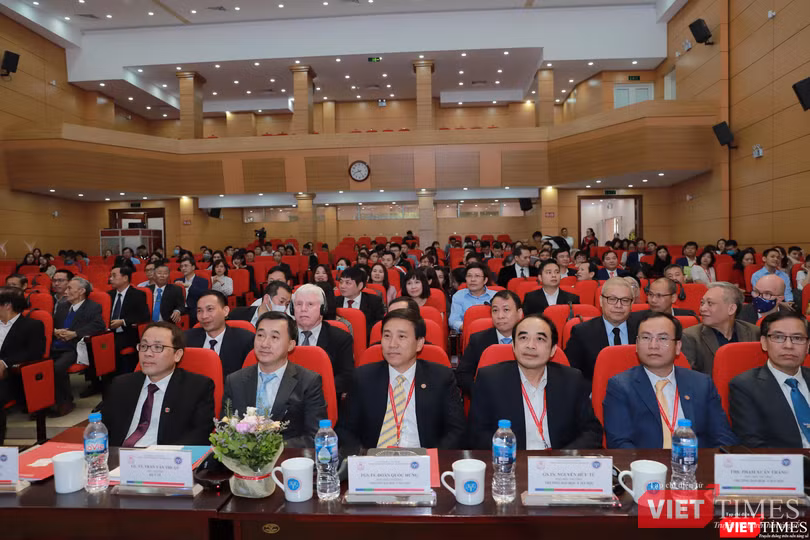 Các đại biểu dự lễ kỷ niệm 60 năm và đón Huân chương Lao động hạng Nhất của Viện đào tạo YHDP&amp;YTCC