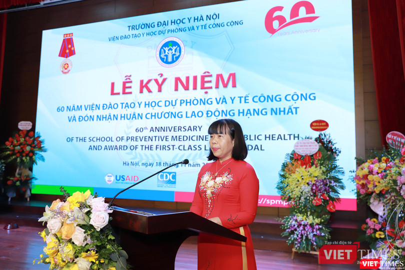 GS.TS. Lê Thị Hương – Viện trưởng Viện đào tạo YHDP&YTCC - phát biểu khai mạc buổi lễ GS.TS. Lê Thị Hương – Viện trưởng Viện đào tạo YHDP&YTCC - phát biểu khai mạc buổi lễ