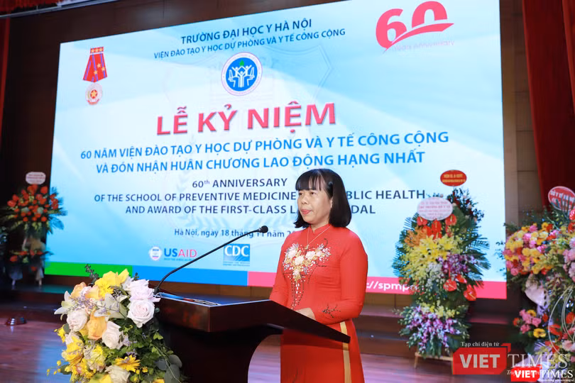 GS.TS. Lê Thị Hương – Viện trưởng Viện đào tạo YHDP&amp;YTCC - phát biểu khai mạc buổi lễ