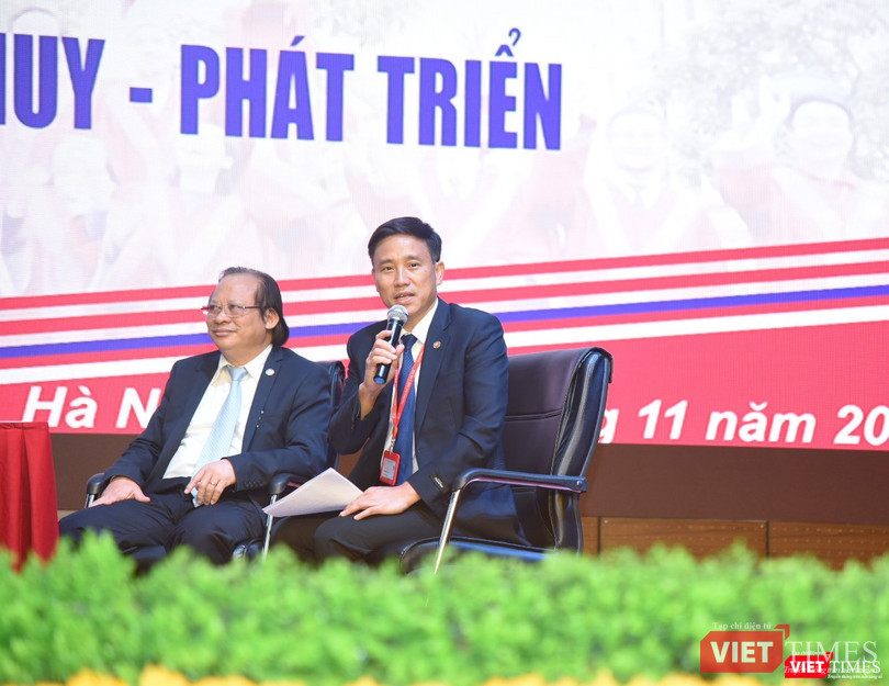 PGS. TS. Đoàn Quốc Hưng (người cầm mic)– Phó Hiệu trưởng Trường Đại học Y Hà Nội