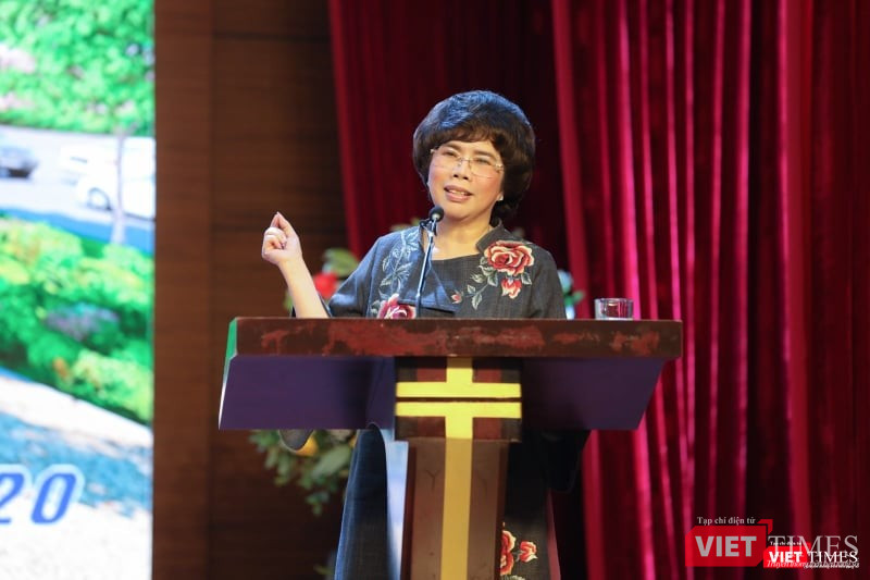 Bà Thái Hương giao lưu với các sinh viên