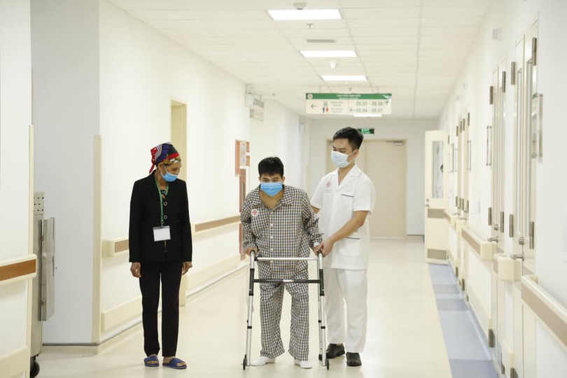 Bệnh nhân tập đi sau ca mổ được vài ngày