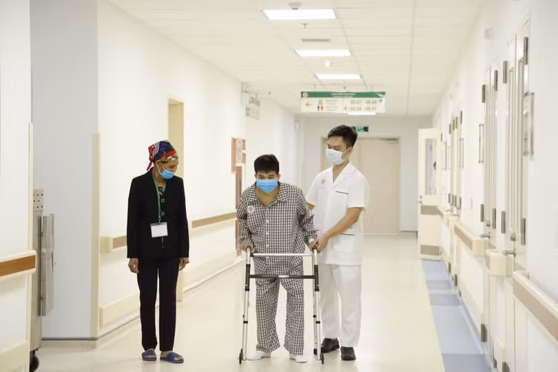 Bệnh nhân tập đi sau ca mổ được vài ngày
