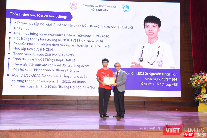 GS.TS. Tạ Thành Văn - Chủ tịch Hội đồng Trường Đại học Y Hà Nội - trao quà cho “Sinh viên của năm 2020” Nguyễn Nhật Tân.