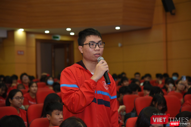 Các sinh viên giao lưu với bà Thái Hương và PGS.TS. Nguyễn Thị Kim Tiến