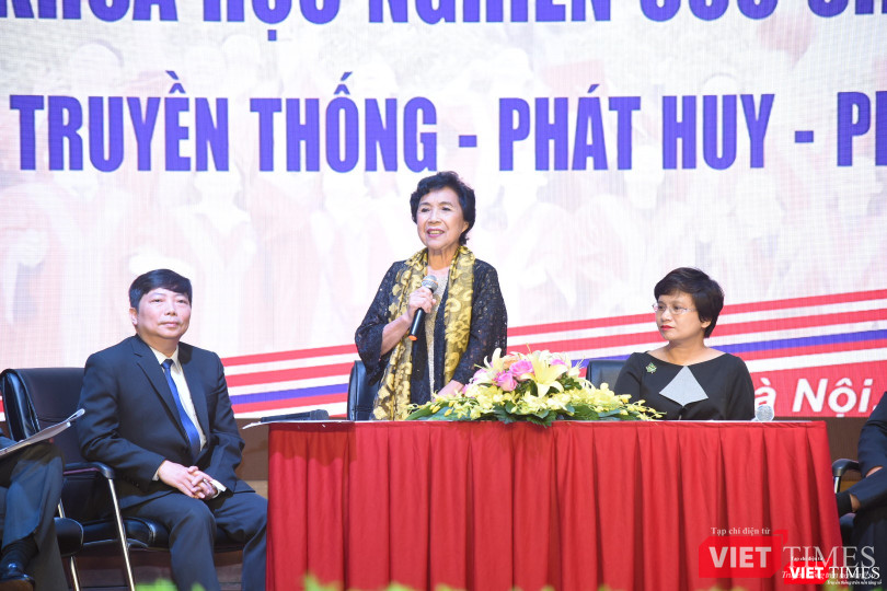 Bà Thẩm Hoàng Điệp (đứng)– là người bảo vệ luận án Phó tiến sĩ thứ 100 của Trường Đại học Y Hà Nội