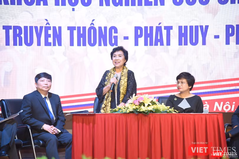 Bà Thẩm Hoàng Điệp (đứng)– là người bảo vệ luận án Phó tiến sĩ thứ 100 của Trường Đại học Y Hà Nội