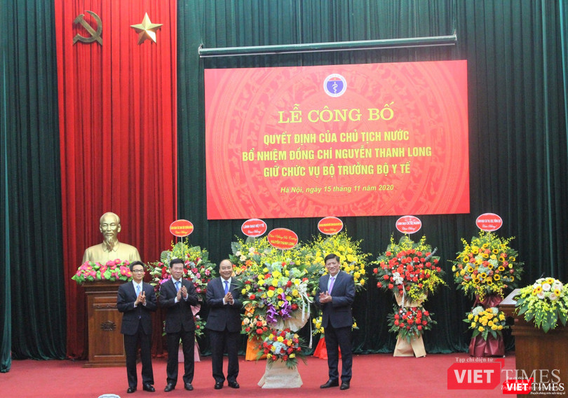 Các đồng chí lãnh đạo Đảng, Nhà nước chúc mừng tân Bộ trưởng Bộ Y tế Nguyễn Thanh Long (ảnh: Thanh Hiếu)