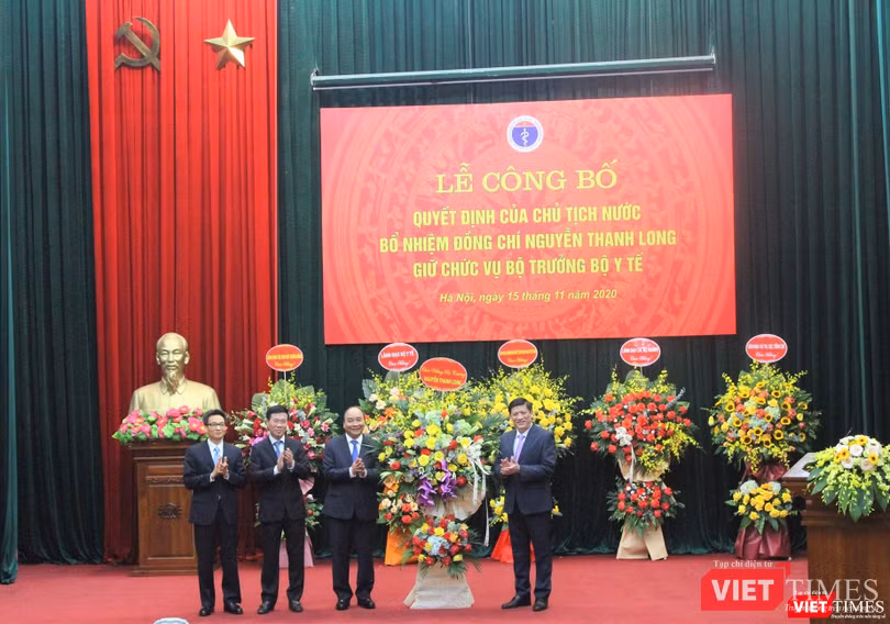 Các đồng chí lãnh đạo Đảng, Nhà nước chúc mừng tân Bộ trưởng Bộ Y tế Nguyễn Thanh Long (ảnh: Thanh Hiếu)