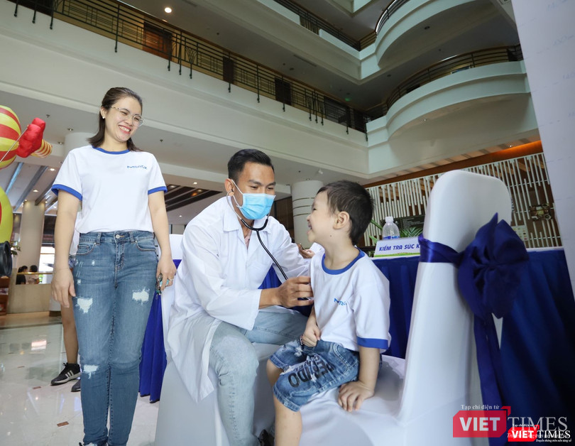 Kiểm tra sức khoẻ cho các khách tham gia chương trình