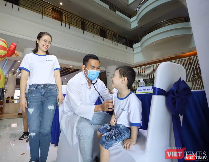 Kiểm tra sức khoẻ cho các khách tham gia chương trình