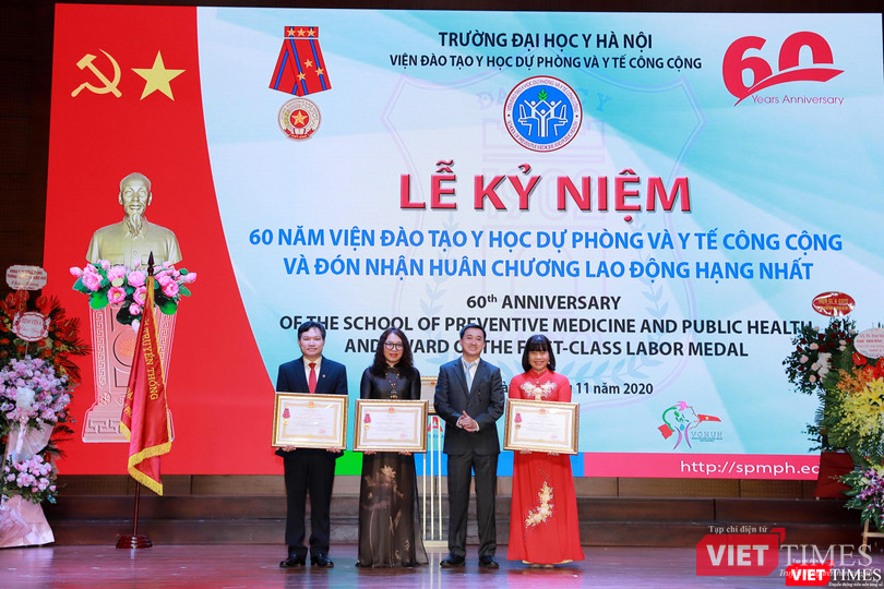 Thứ trưởng Trần Văn Thuấn trao Huân chương Lao động hạng Ba cho GS.TS.NGƯT. Lê Thị Hương - Viện trưởng ,cùng 2 Viện phó là PGS.TS. Kim Bảo Giang, PGS.TS.TTƯT. Nguyễn Đăng Vững vì những đóng góp to lớn cho ngành y tế Thứ trưởng Trần Văn Thuấn trao Huân chương Lao động hạng Ba cho GS.TS.NGƯT. Lê Thị Hương - Viện trưởng ,cùng 2 Viện phó là PGS.TS. Kim Bảo Giang, PGS.TS.TTƯT. Nguyễn Đăng Vững vì những đóng góp to lớn cho ngành y tế