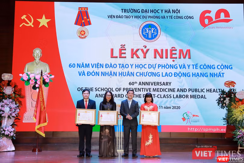 Thứ trưởng Trần Văn Thuấn trao Huân chương Lao động hạng Ba cho GS.TS.NGƯT. Lê Thị Hương - Viện trưởng ,cùng 2 Viện phó là PGS.TS. Kim Bảo Giang, PGS.TS.TTƯT. Nguyễn Đăng Vững vì những đóng góp to lớn cho ngành y tế