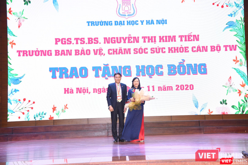 PGS.TS. Đoàn Quốc Hưng – Phó Hiệu trưởng Trường Đại học Y Hà Nội - cảm ơn tình cảm của PGS.TS. Nguyễn Thị Kim Tiến dành cho sinh viên