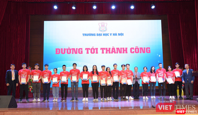 Lãnh đạo Trường Đại học Y Hà Nội tặng quà 34 tân sinh viên vừa được tuyển thẳng vào trường.