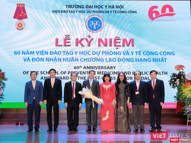 Lãnh đạo Bộ Y tế và Ban Giám hiệu Trường Đại học Y Hà Nội chúc mừng tập thể Viện đào tạo YHDP và YTCC Lãnh đạo Bộ Y tế và Ban Giám hiệu Trường Đại học Y Hà Nội chúc mừng tập thể Viện đào tạo YHDP và YTCC