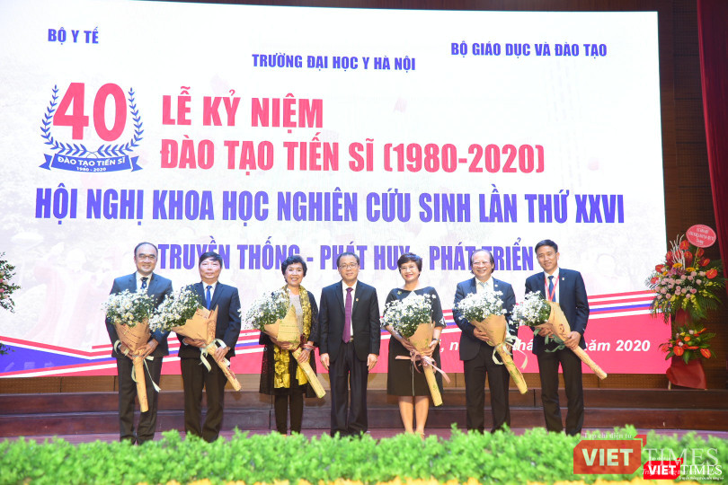 GS.TS. Tạ Thành Văn – Bí thư Đảng ủy, Chủ tịch Hội đồng Trường Đại học Y Hà Nội (người đứng giữa) và các vị khách mời đến từ Bộ GD&amp;ĐT và các đơn vị trong ngành y tế