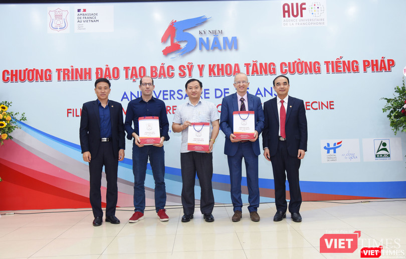 Ban Giám hiệu Trường Đại học Y Hà Nội tri ân các tập thể và cá nhân đã hỗ trợ cho “Chương trình đào tạo bác sĩ y khoa tăng cường bằng tiếng Pháp” Ban Giám hiệu Trường Đại học Y Hà Nội tri ân các tập thể và cá nhân đã hỗ trợ cho “Chương trình đào tạo bác sĩ y khoa tăng cường bằng tiếng Pháp”