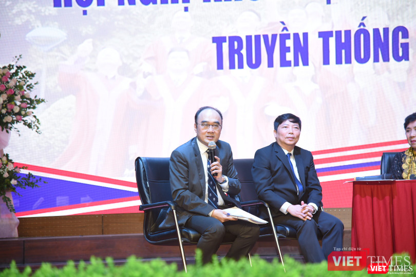 PGS.TS. Lê Minh Giang (người cầm mic)– Trưởng phòng Quản lý đào tạo sau đại học, Trường Đại học Y Hà Nội