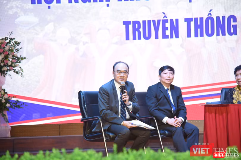 PGS.TS. Lê Minh Giang (người cầm mic)– Trưởng phòng Quản lý đào tạo sau đại học, Trường Đại học Y Hà Nội