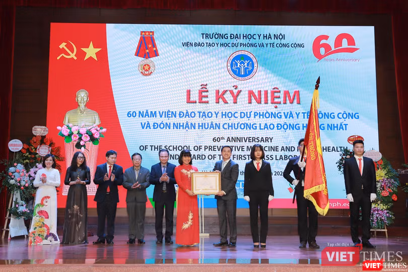 Thừa ủy quyền của Chủ tịch nước, Thứ trưởng Trần Văn Thuấn trao Huân chương Lao động hạng Nhất cho tập thể Viện Đào tạo YHDP và YTCC,