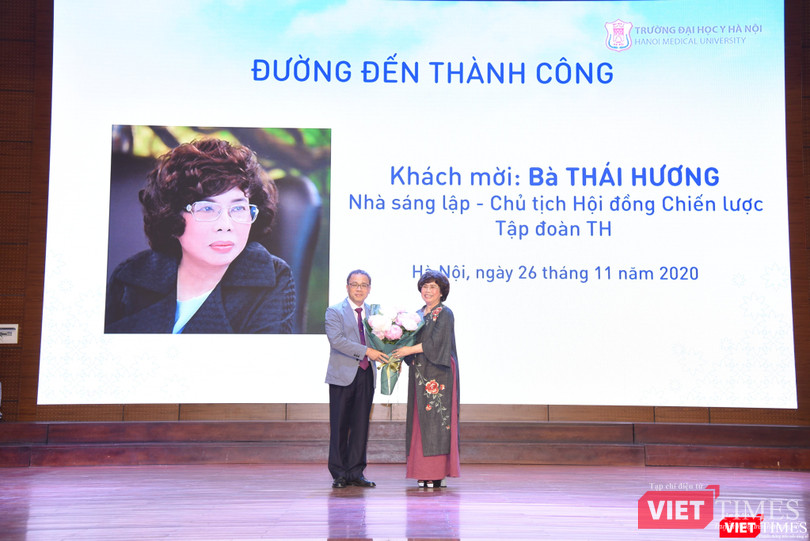 Bà Thái Hương: Tôi tìm mua bằng được bó hoa mẫu đơn này để tặng GS.TS. Tạ Thành Văn, với lời chúc và mong muốn “thầy thuốc như mẹ hiền”