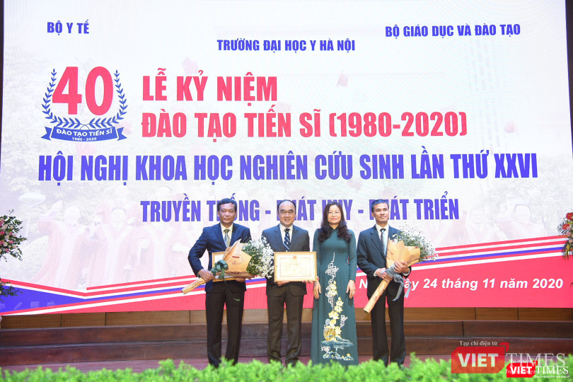 Tặng Bằng khen của Bộ trưởng Bộ GD&amp;ĐT cho tập thể Phòng Quản lý đào tạo sau đại học và cá nhân TS. Nguyễn Ngọc Long