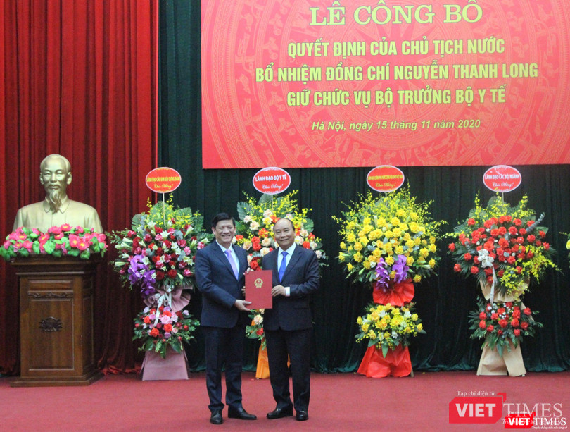 Thủ tướng Nguyễn Xuân Phúc trao quyết định bổ nhiệm chức vụ Bộ trưởng Bộ Y tế cho GS.TS. Nguyễn Thanh Long (ảnh: Thanh Hiếu)