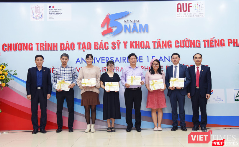 Ban Giám hiệu Trường Đại học Y Hà Nội tặng Giấy khen cho những người có nhiều đóng góp cho “Chương trình đào tạo bác sĩ y khoa tăng cường bằng tiếng Pháp”. Ban Giám hiệu Trường Đại học Y Hà Nội tặng Giấy khen cho những người có nhiều đóng góp cho “Chương trình đào tạo bác sĩ y khoa tăng cường bằng tiếng Pháp”.