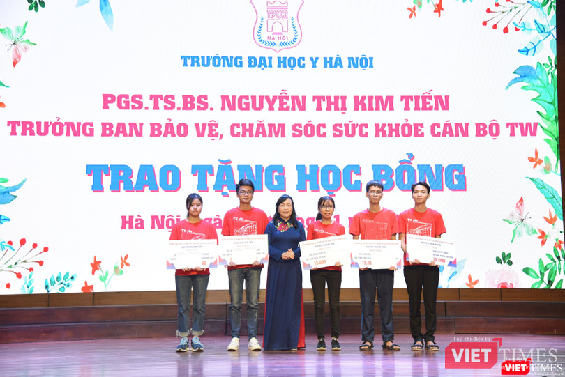 PGS.TS. Nguyễn Thị Kim Tiến tặng học bổng cá nhân cho các sinh viên nghèo vượt khó, trị giá 15 triệu đồng/suất.
