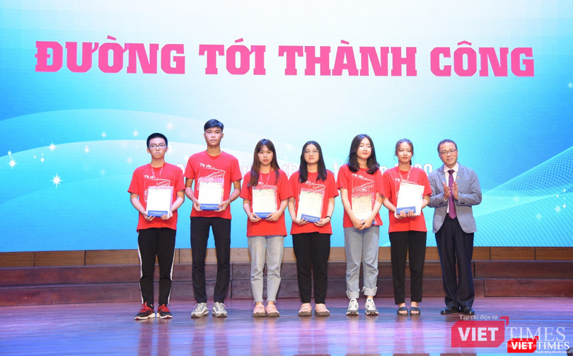 GS.TS. Tạ Thành Văn - Bí thư Đảng ủy, Chủ tịch Hội đồng Trường Đại học Y Hà Nội - trao quà cho 6 sinh viên đỗ thủ khoa năm học 2020 -2021.