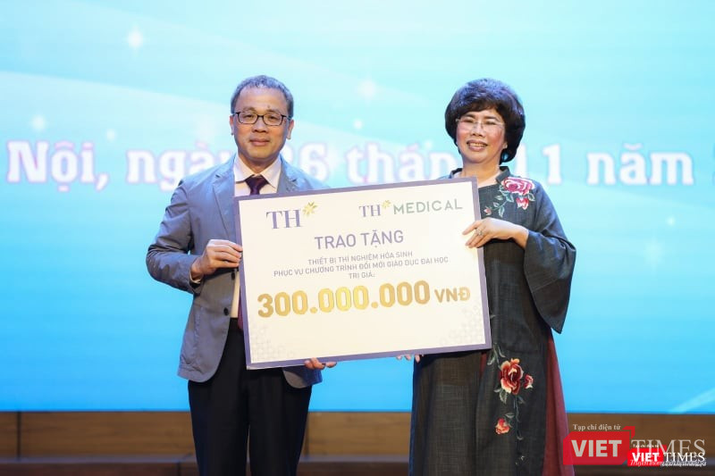 Bà Thái Hương trao tặng Trường Đại học Y Hà Nội thiết bị thí nghiệm hóa sinh phục vụ Chương trình Đổi mới giáo dục đại học của Trường trị giá 300 triệu đồng.