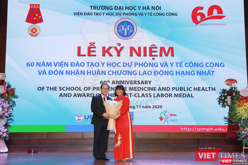 GS.TS. Tạ Thành Văn - Văn – Bí thư Đảng ủy, Chủ tịch Hội đồng Trường Đại học Y Hà Nội -chúc mừng GS.TS. Lê Thị Hương - Viện trưởng Viện đào tạo YHDP&YTCC GS.TS. Tạ Thành Văn - Văn – Bí thư Đảng ủy, Chủ tịch Hội đồng Trường Đại học Y Hà Nội -chúc mừng GS.TS. Lê Thị Hương - Viện trưởng Viện đào tạo YHDP&YTCC