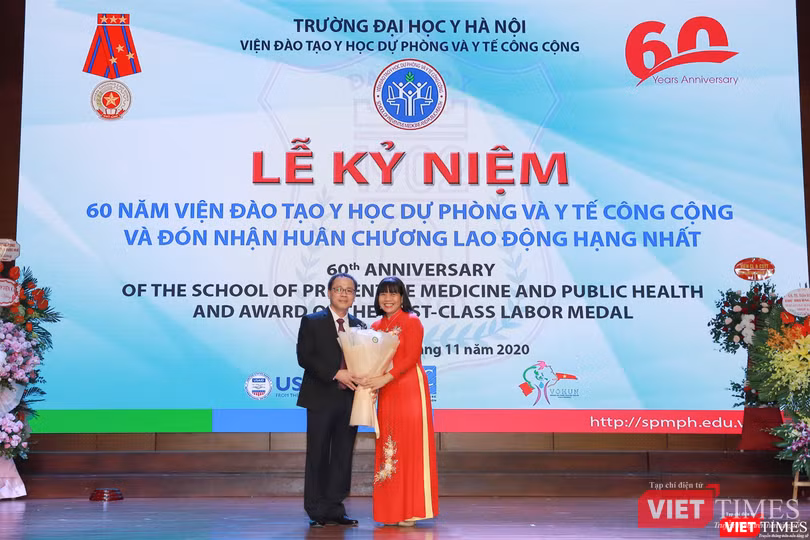 GS.TS. Tạ Thành Văn - Văn – Bí thư Đảng ủy, Chủ tịch Hội đồng Trường Đại học Y Hà Nội -chúc mừng GS.TS. Lê Thị Hương - Viện trưởng Viện đào tạo YHDP&amp;YTCC
