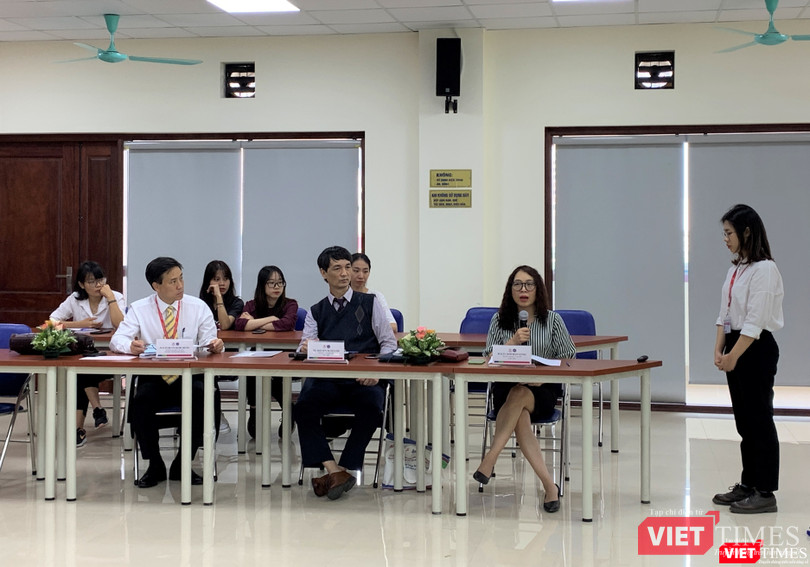 PGS.TS. Đoàn Quốc Hưng, Bs. Nguyễn Tuấn Lâm và PGS.TS. Kim Bảo Giang chủ trì hội thảo PGS.TS. Đoàn Quốc Hưng, Bs. Nguyễn Tuấn Lâm và PGS.TS. Kim Bảo Giang chủ trì hội thảo