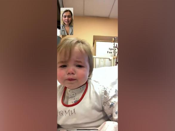 Laura gọi điện facetime với con gái