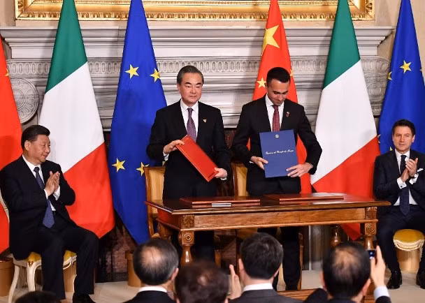 Lễ ký kết Biên bản ghi nhớ về việc Italy gia nhập dự án “Vành đai, con đường” của Trung Quốc dưới sự chứng kiến của hai ông Tập Cận Bình và Giuseppe Conte.