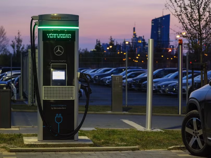 Một cột sạc xe điện của Mercedes-Benz. Ảnh EV Magazine.