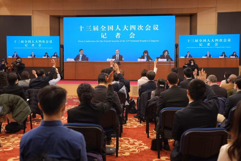 Ông Vương Nghị trả lời các phóng viên tại cuộc họp báo (Ảnh: Dwnews).