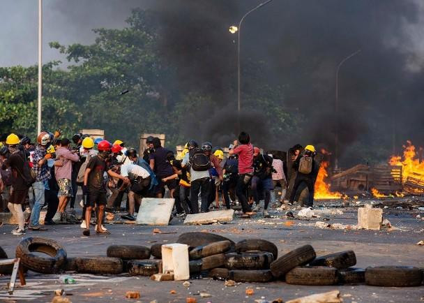 Người biểu tình ném bom xăng vào lực lượng an ninh (Ảnh: Golden Phoenix). Người biểu tình ném bom xăng vào lực lượng an ninh (Ảnh: Golden Phoenix).
