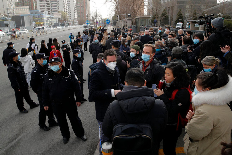 Các nhà ngoại giao , giới báo chí và nhân viên an ninh Trung Quốc bên ngoài phòng xử án (Ảnh: Reuters). Các nhà ngoại giao , giới báo chí và nhân viên an ninh Trung Quốc bên ngoài phòng xử án (Ảnh: Reuters).