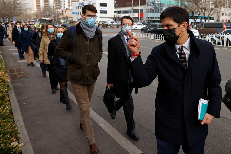 Các nhà ngoại giao kéo đến Tòa án Bắc Kinh (Ảnh: AP). Các nhà ngoại giao kéo đến Tòa án Bắc Kinh (Ảnh: AP).