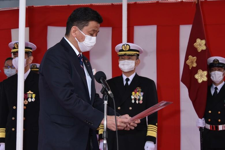 Bộ trưởng Quốc phòng Nobuo Kishi trao hạm kì cho Hạm trưởng tàu Haguro (Ảnh: Đông Phương).