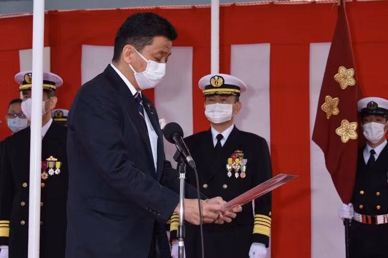 Bộ trưởng Quốc phòng Nobuo Kishi trao hạm kì cho Hạm trưởng tàu Haguro (Ảnh: Đông Phương).