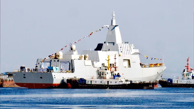 Tàu khu trục 055 có lượng giãn nước 13 ngàn tấn của Trung Quốc (Ảnh: Dwnews).